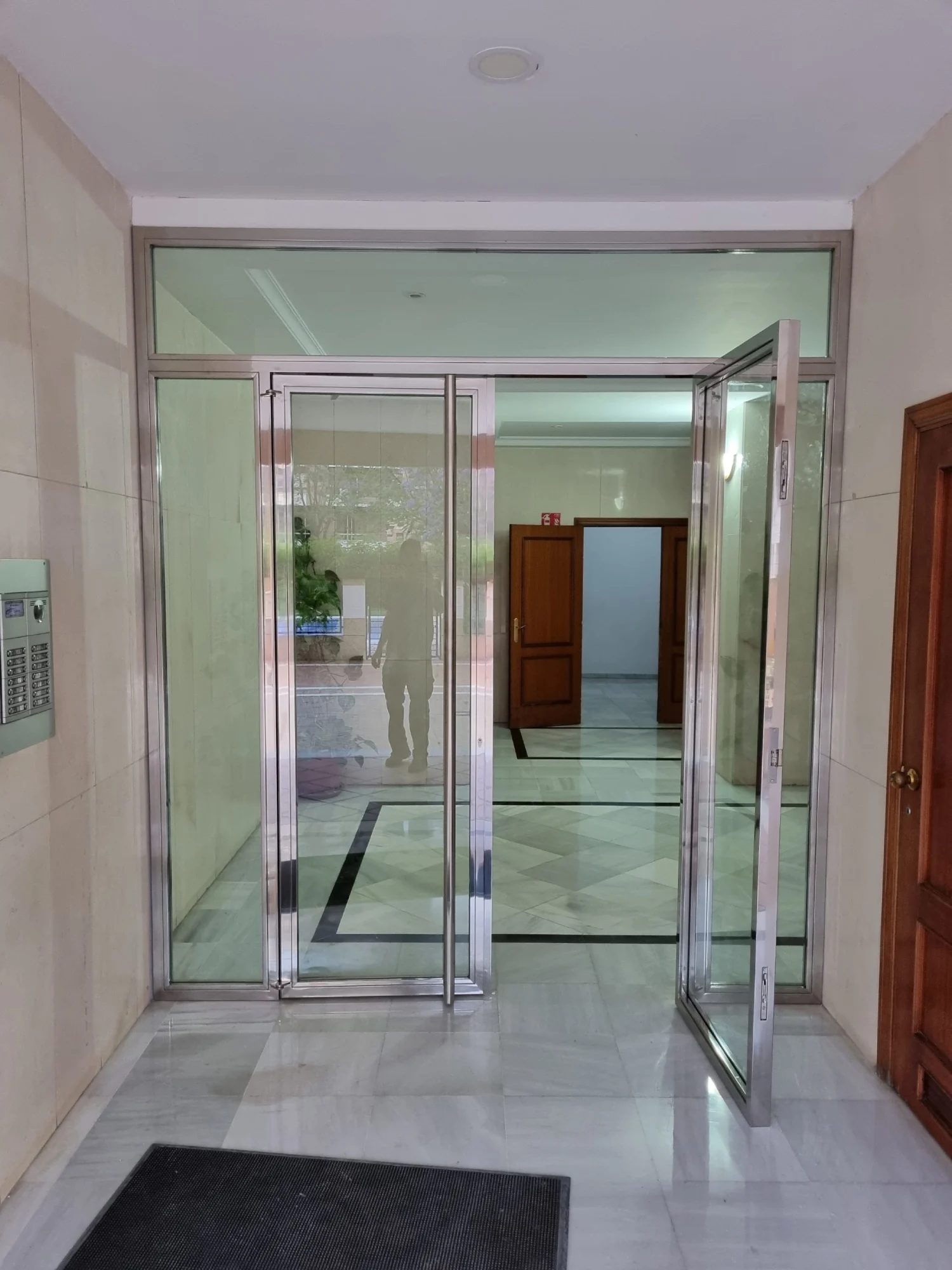 Gran cristalera de vivienda residencial limpia tras servicio profesional