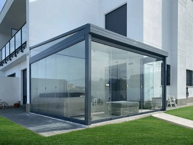 Porche acristalado de una vivienda con los cristales limpios y transparentes