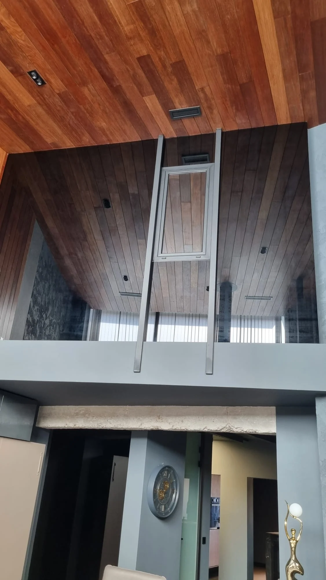 Espacio moderno con grandes cristaleras y techo acristalado