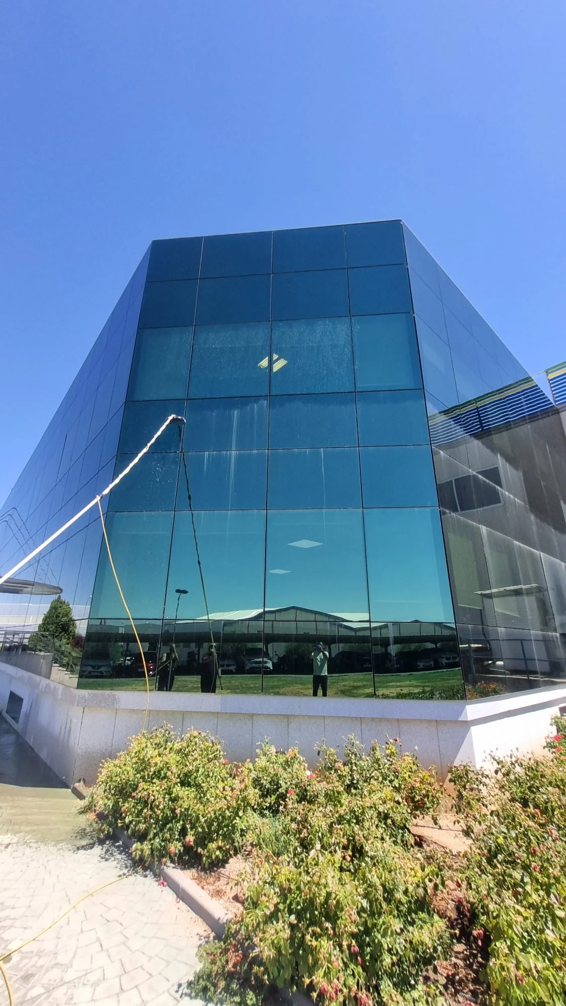 Cristaleras interiores de oficina o espacio empresarial moderno