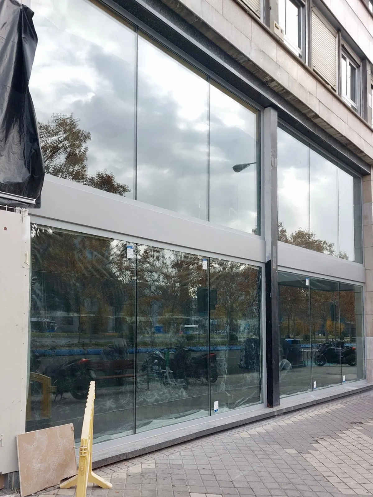 Escaparate de una clínica dental a pie de calle con el tráfico reflejado en el cristal