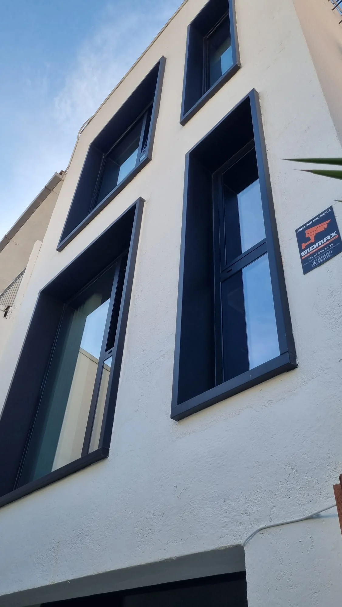 Ventanas altas en la fachada de un edificio