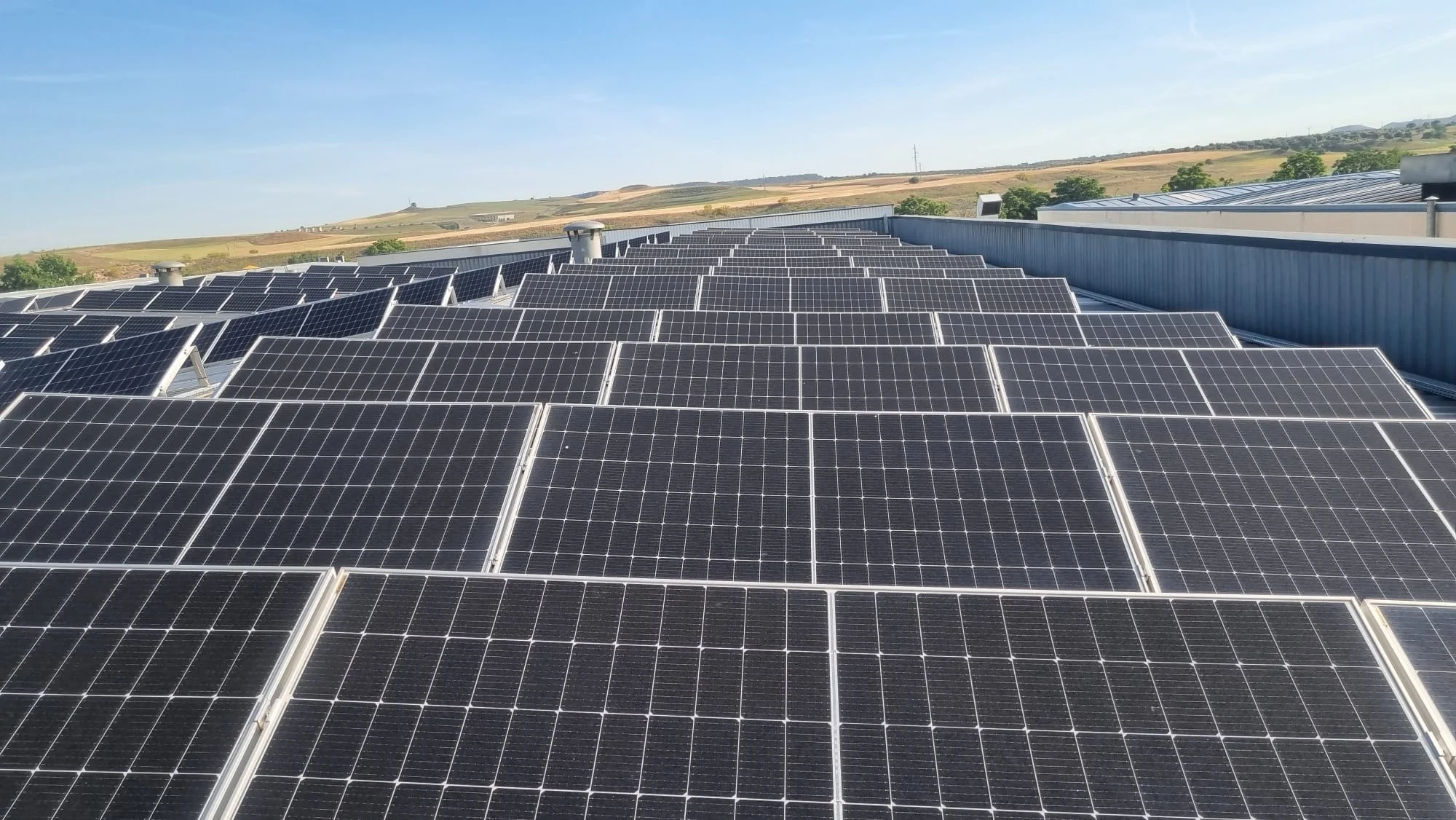 Instalación de paneles solares sobre la cubierta de una nave industrial